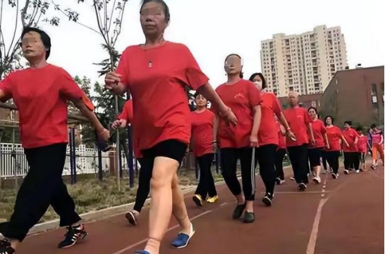 堆财网 老年暴走团，比广场舞更豪横